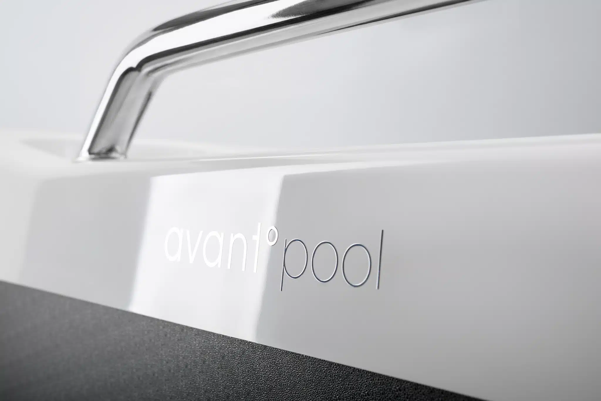 kinosevo-basin-skirt-0426jpg » Auraspa Close-up of a glossy white product box with a curved chrome handle against a gray background, with partial text visible on the side.