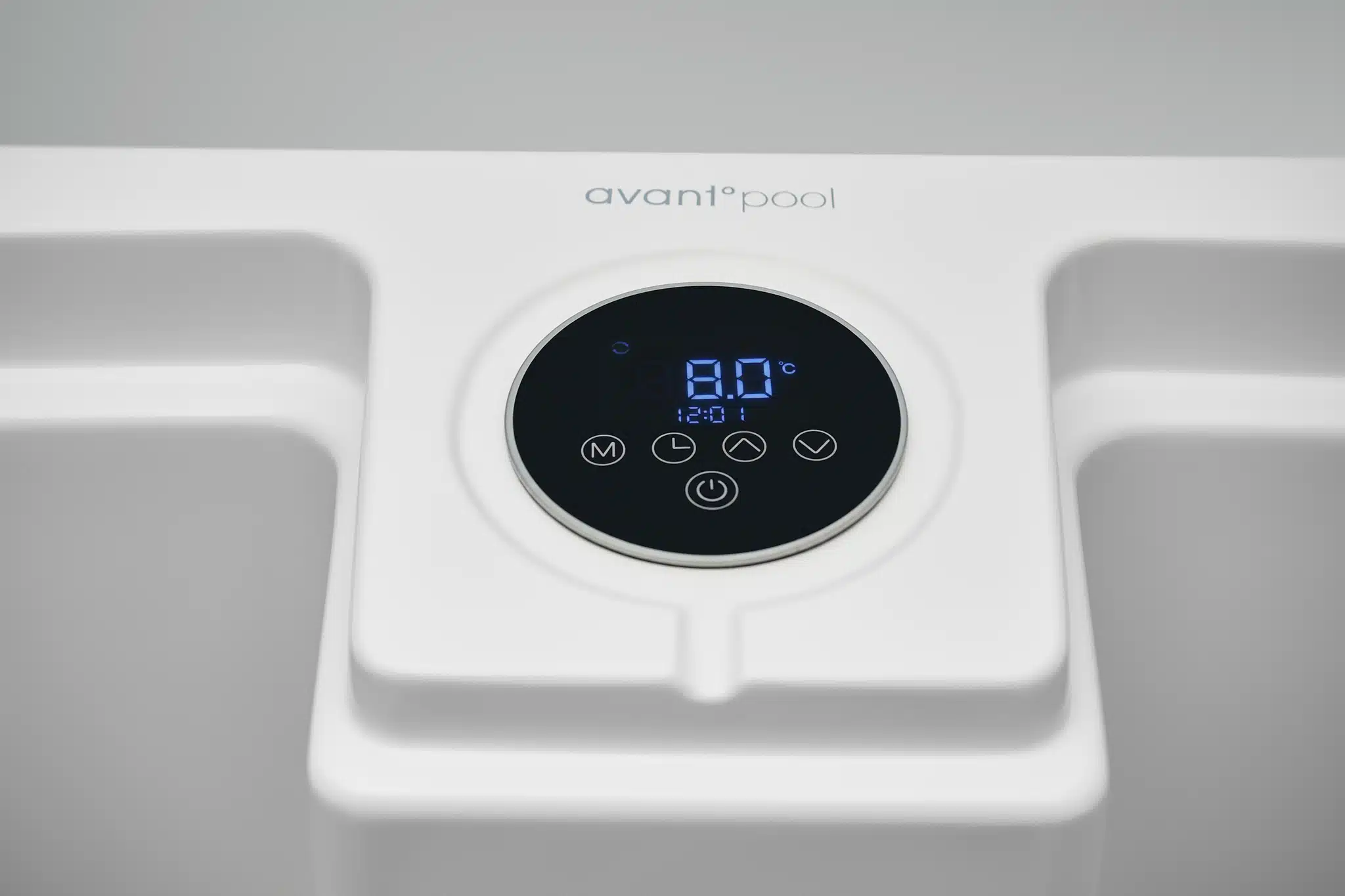 kinosevo-displayconsole-0426jpg » Auraspa AvantPool pool control panel: white unit with circular black display showing 8.0°C and time 12:01, brand visible above the display